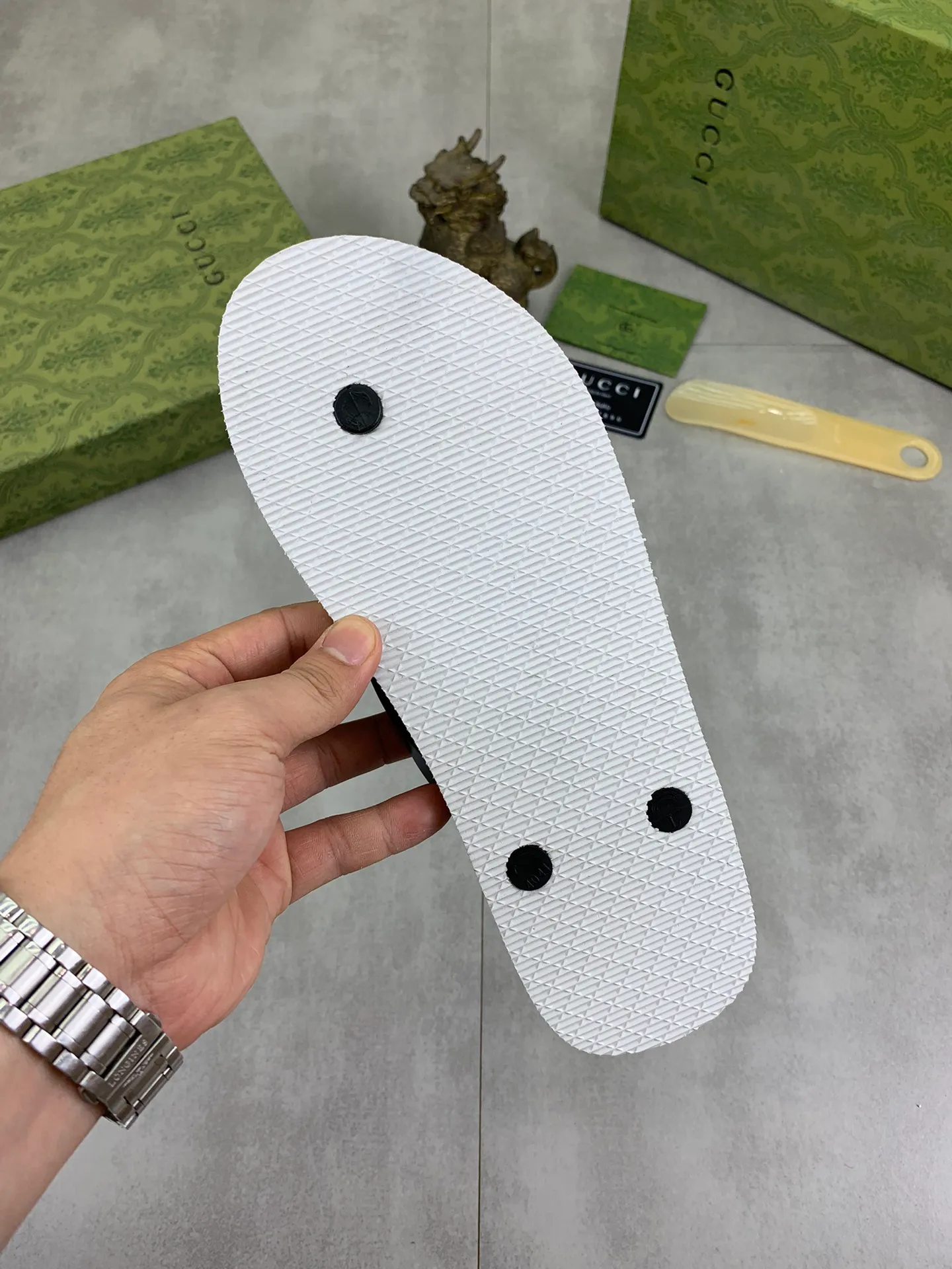 Men's men's shoes 💰P220💰【New style】🆘【GUCCI】Official website's popular Gucci adult couple 🧑‍🤝‍🧑 style, children's flip-flops are on sale at the counter simultaneously! Original fabric imported from Italy. Original bottom provided by the original factory. Size: Adult 36-45. Children’s size: 30-37. Multiple colors available.